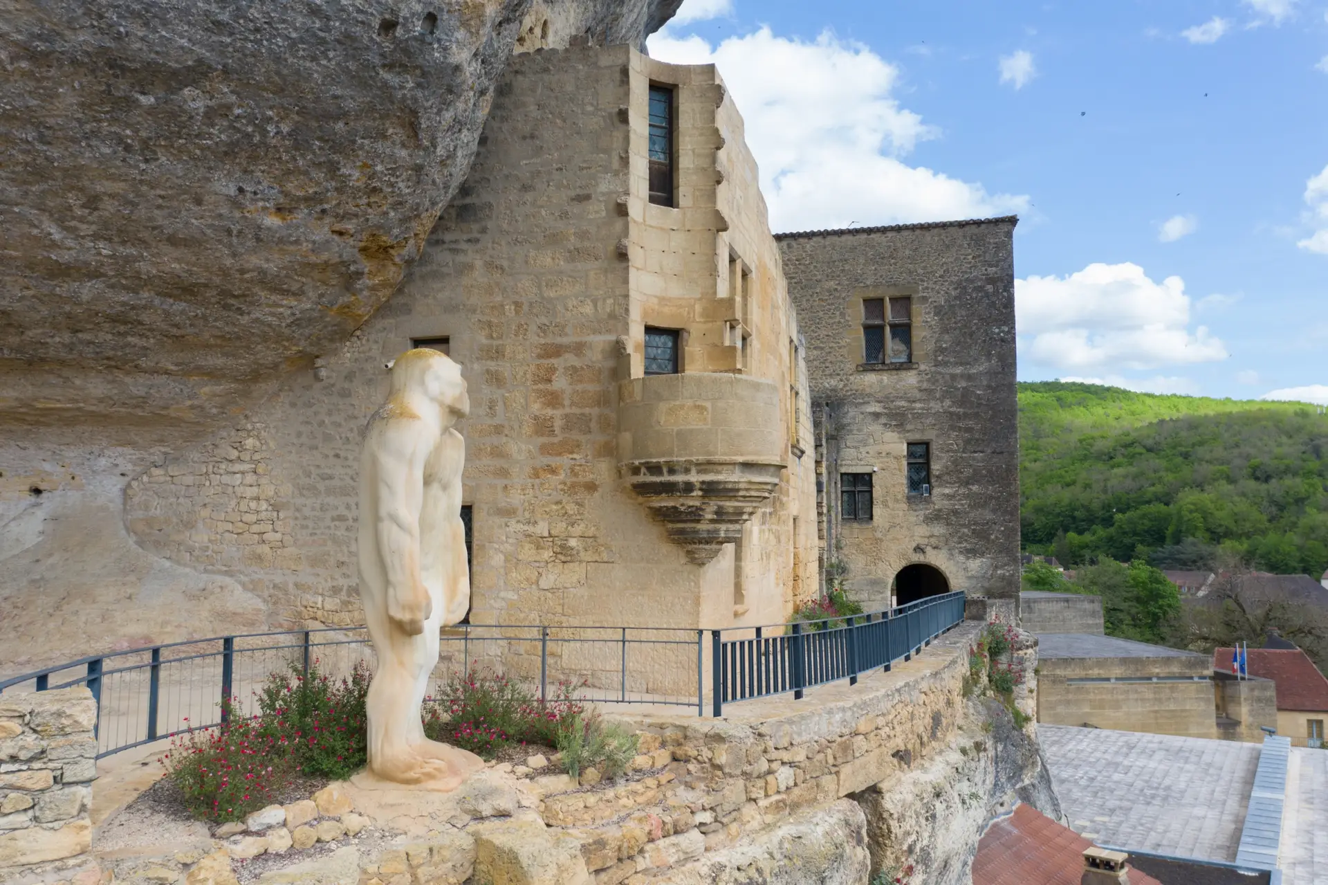 statue d'homme préhistorique en Pierre aux Eyzies