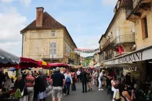 Marché de saint cyprien en Dordogne