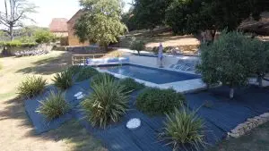 Piscine du gite avec piscien en Dordogne, le domaine de la source Périgord Noir