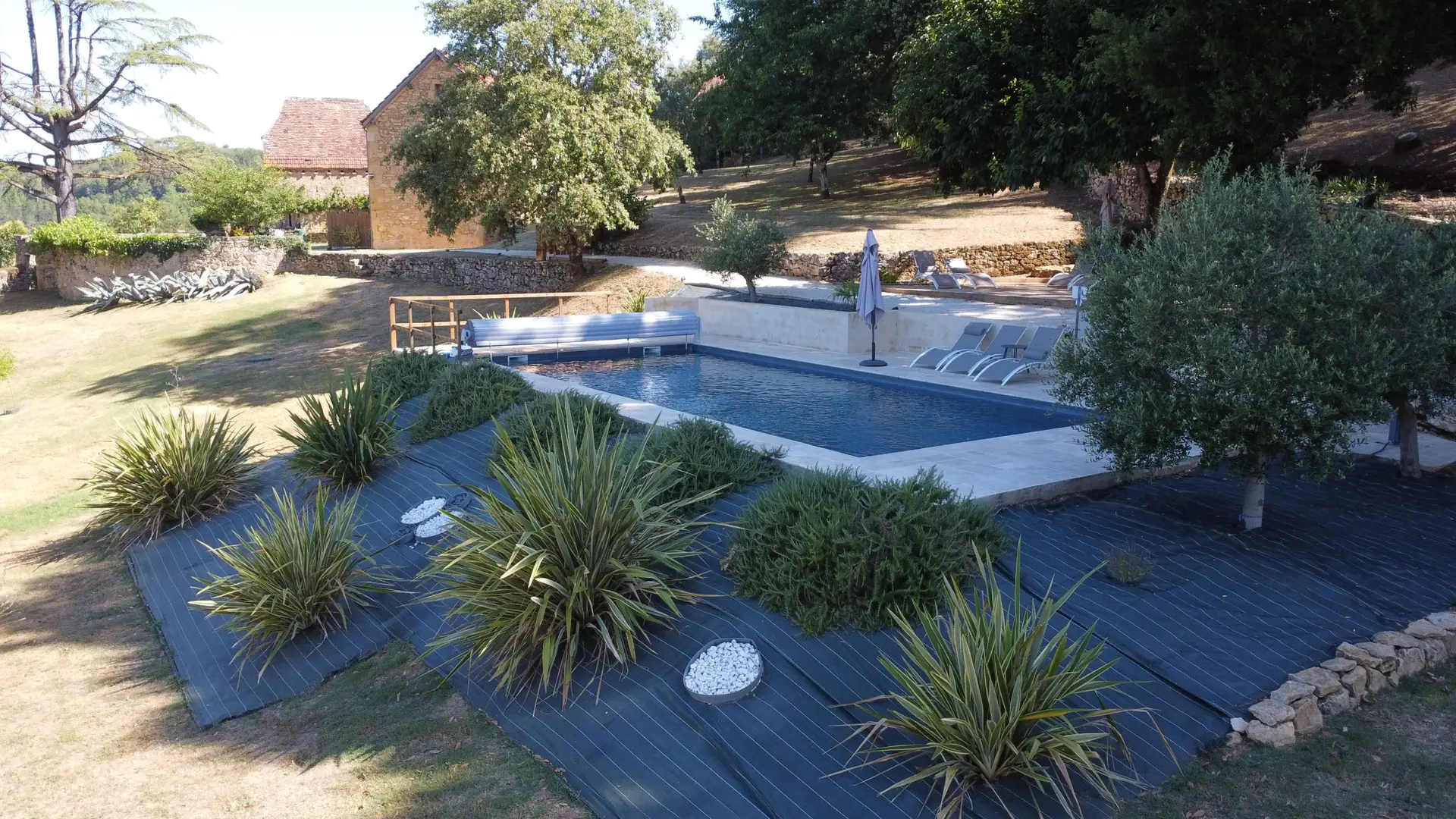 Piscine du gite avec piscien en Dordogne, le domaine de la source Périgord Noir