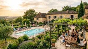 Domaine de gîtes en pierre du Périgord Noir avec piscine en été