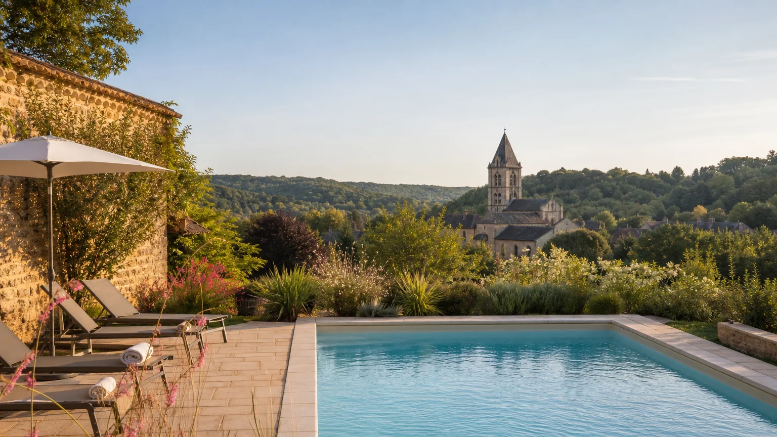 Piscine au sel avec vue sur le patrimoine du Périgord Noir